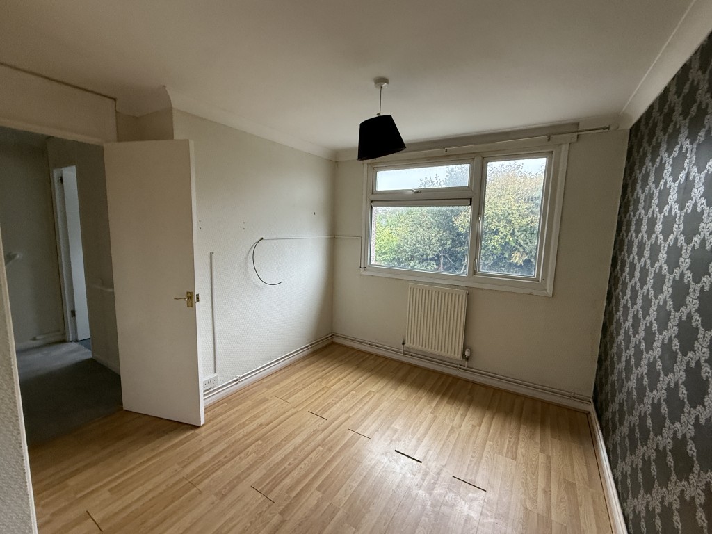Lot: 159 - HOUSE IN NEED OF IMPROVEMENT - Bedroom 2 in House in Need of Improvement